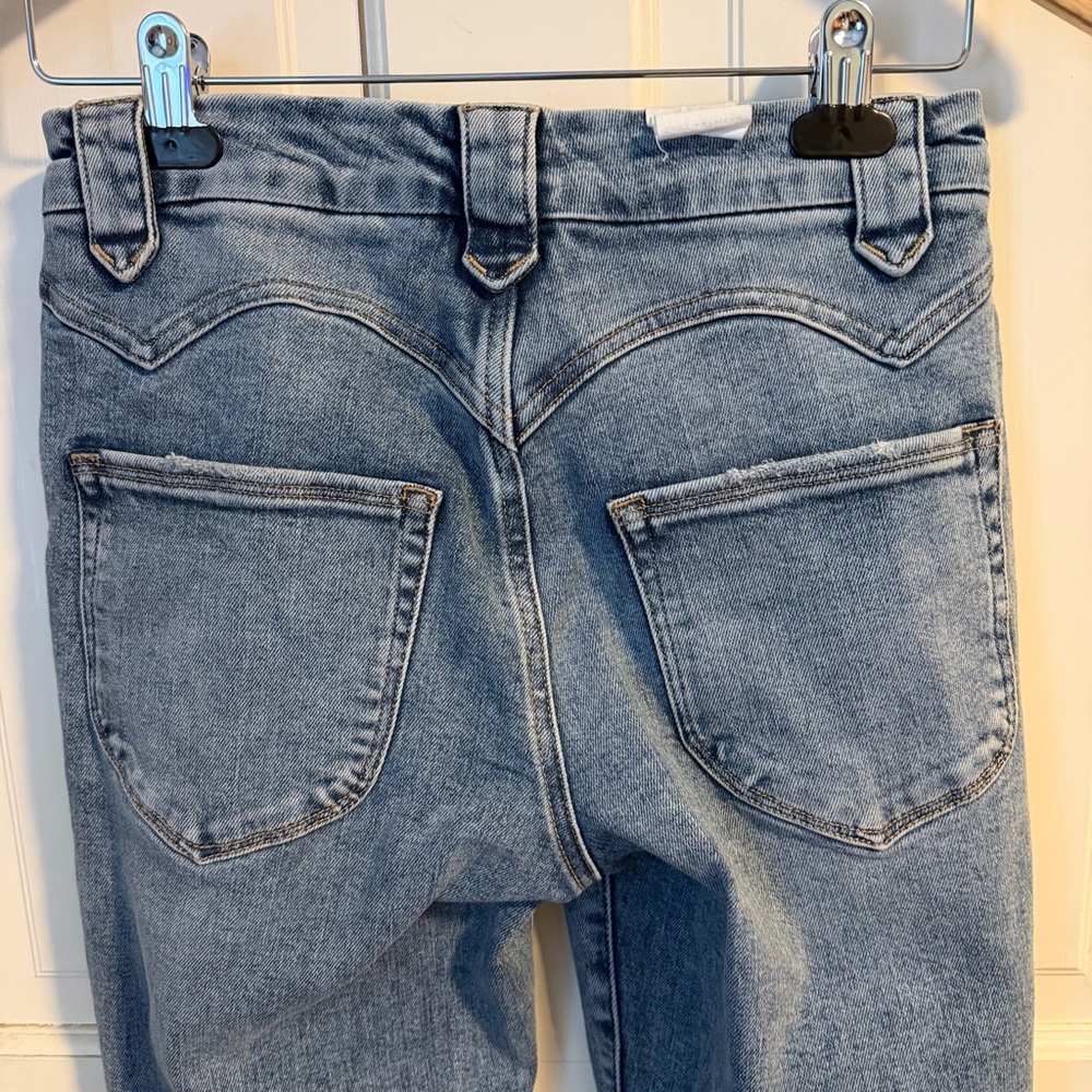 Good American Good Legs Straight Jeans with Western Details 4 27 Light Wash - Picture 8 of 11